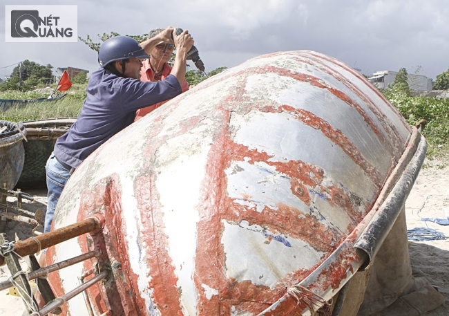 Sửa chữa lại thúng chuẩn bị cho chuyến đi biển mới.