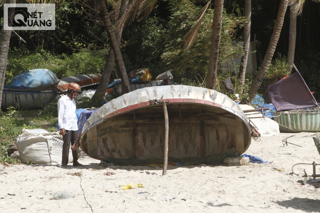 Người dân Nam Ô tần ngần trước thuyền thúng. Có vẻ tương lai nghề truyền thống của làng cũng bấp bênh như chiếc thuyền con này khi ra biển.
