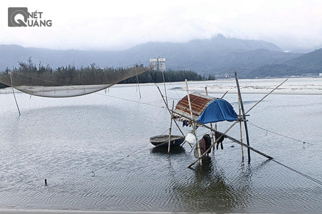 Chòi lưới ở ngã ba sông Cu Đê đổ ra biển.
