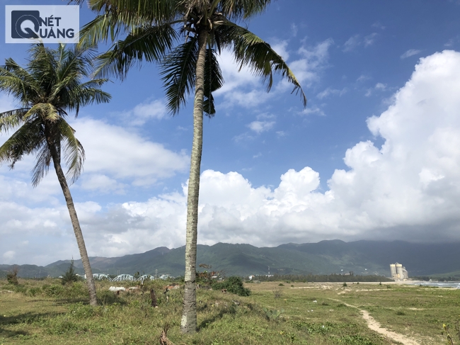 Một góc bờ biển làng, nhìn về hướng đèo Hải Vân.