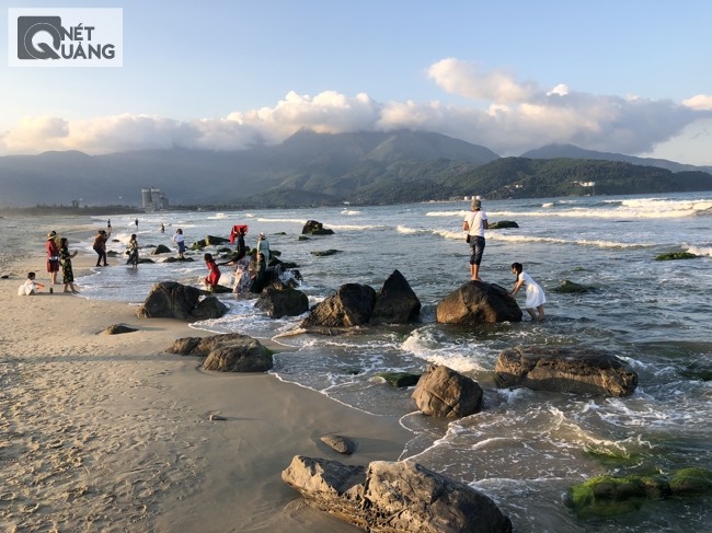 Ghềnh đá Nam Ô, nơi thu hút khách du lịch đến đông nhất của làng nước mắm Nam Ô!