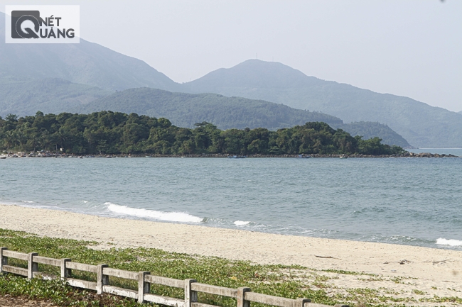 Từ xa, rú cấm Nam Ô đã nổi bật lên ở phần đất nhô ra sát biển nhất của làng, như tấm bình phong che chở cho ngôi làng yên ả hiền hòa hơn 400 năm qua. (Cũng có tài liệu nói làng Nam Ô đã có từ 700 năm trước!)