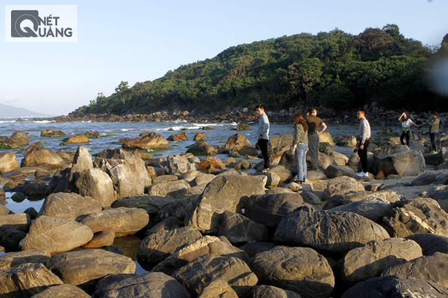 Cảnh sắc thiên nhiên ở đây đã ban tặng cho làng một bức tranh đẹp đẽ để sống mấy trăm năm qua. Đồng thời vị trí tuyệt đẹp ấy cũng vô tình trở thành mối đe dọa cho sự an cư của làng!