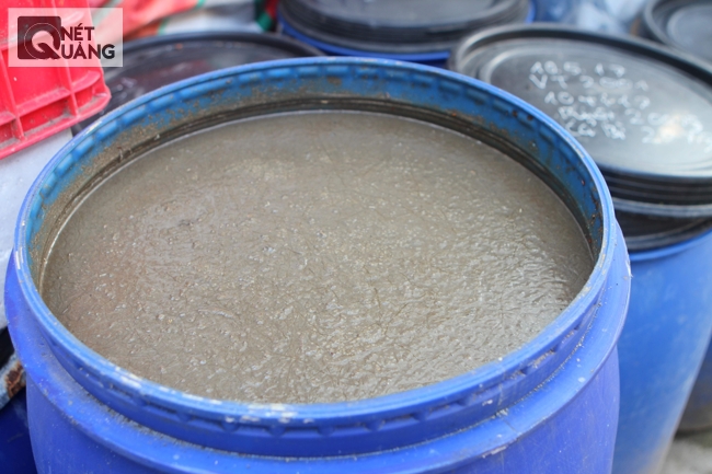 Bạn có thể bắt gặp bất cứ ở đâu trong ngôi làng này, những thùng mắm đang chờ tới lúc chiết lấy nước.