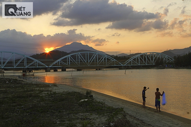 Hoàng hôn trên sông Thủy Tú, bên cây cầu Nam Ô đầu làng. Trong tương lai xa, có lẽ, nơi đây không còn là view ngắm miễn phí nữa rồi!