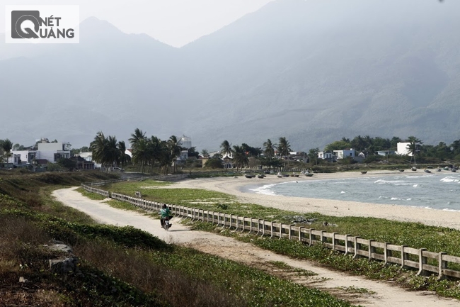 Lối vào làng Nam Ô, từ hướng đường Nguyễn Tất Thành. Lối này du khách ít người biết vì vướng hàng rào ngăn đất làm dự án ngay phía đầu làng.