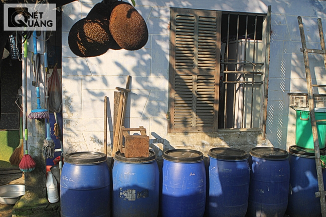 Những thùng mắm, khung cửa sổ đặc trưng của những ngôi nhà được xây dựng từ hơn 40 năm trước, trái mít đầu hè… Nhiều góc của làng trông như tranh tĩnh vật vậy.