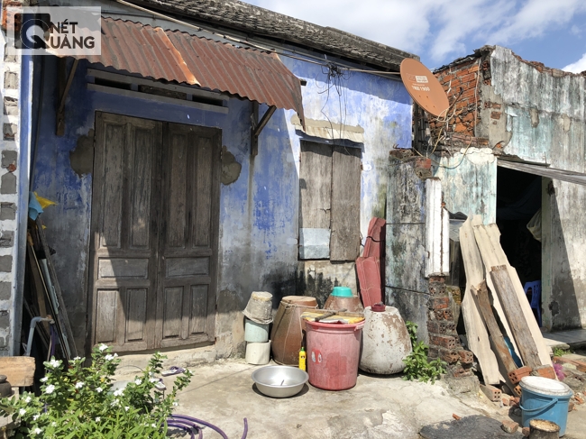 Ngôi nhà cấp 4 cũ kỹ, vạt tường loang lổ, những thùng mắm trước nhà – như một bức tranh đẹp tuy nghèo của làng nước mắm Nam Ô.