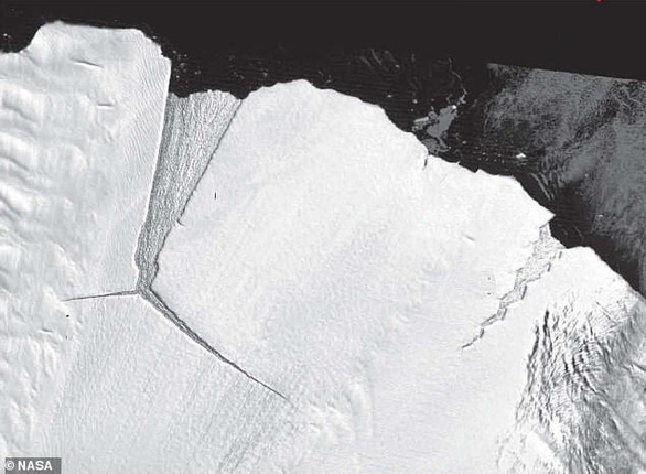 Ảnh vệ tinh của NASA (Mỹ) cho thấy D28 sắp rời khỏi thềm băng Amery