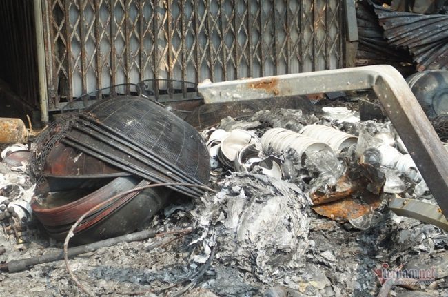 Chợ Còng vừa được dỡ bỏ để xây dựng chợ mới theo quy chuẩn. Chính quyền địa phương và ban quản lý chợ đã làm chợ tạm ngay ở phía trước để tiểu thương buôn bán trong thời gian chờ chợ mới 