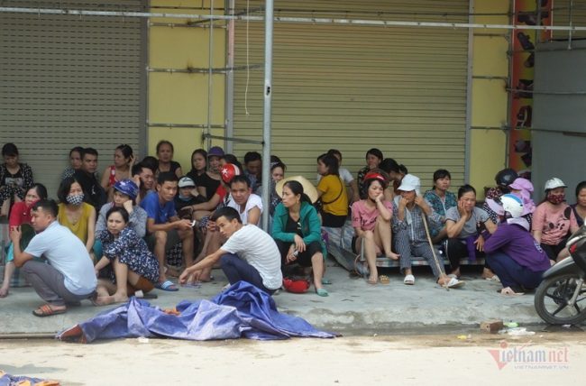 Hàng trăm tiểu thương lặng lẽ nhìn cảnh tượng đổ nát của khu chợ