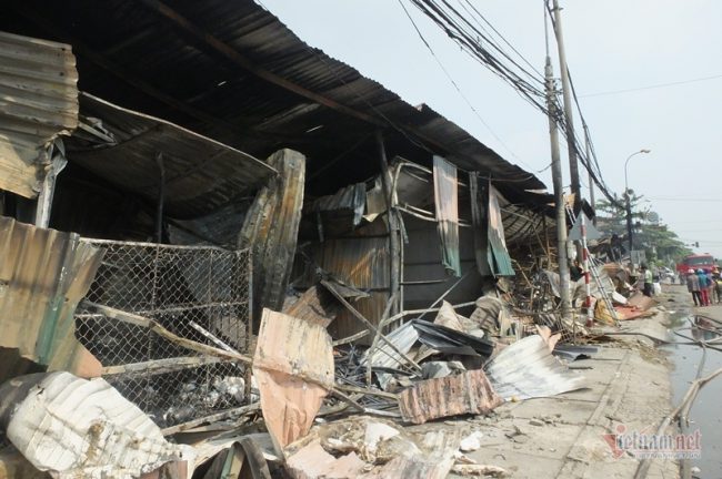 Ki ốt của các tiểu thương bị thiêu rụi, ước tính thiệt hại nhiều tỷ đồng