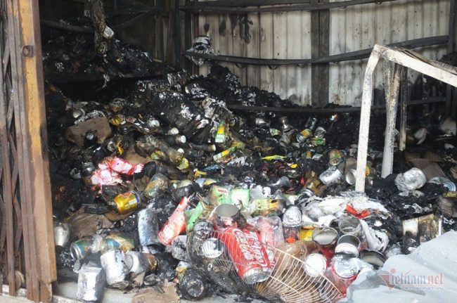 Một gian hàng tạp hóa, nước giải khát 