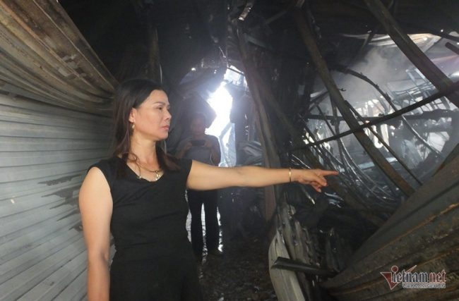 Chị Nguyễn Thị Tính xót xa trước gian hàng đồ chơi trẻ em cả tỷ đồng của chị giờ chỉ còn là đống tro tàn