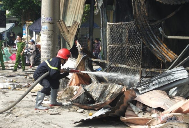 ám cháy cơ bản được khống chế, tuy nhiên lực lượng PCCC vẫn phải túc trực, ngăn lửa bùng phát trở lại