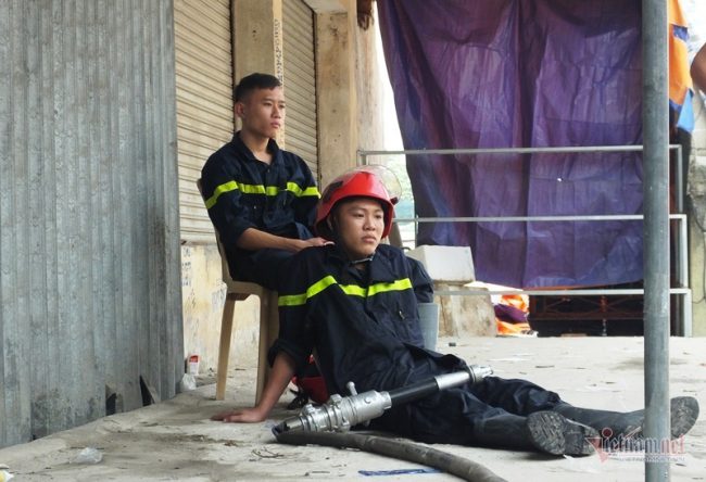 Chữa cháy từ lúc 2h sáng, lính cứu hỏa trưa nay thấm mệt