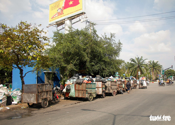 Xe rác dừng xếp hàng dài trên đường - Ảnh: CHÂU TUẤN