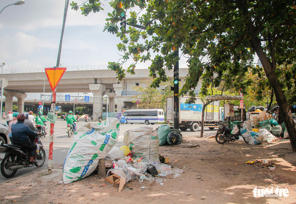 Tập kết rác tại giao lộ Ung Văn Khiêm - Nguyễn Hữu Cảnh - Ảnh: CHÂU TUẤN