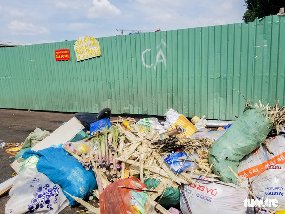 Rác để ngổn ngang trên đường - Ảnh: CHÂU TUẤN