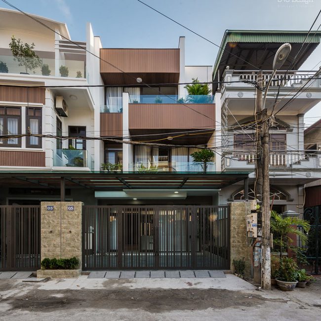 Ngôi nhà 2,5 tầng có tổng diện tích sàn 295 m2, được xây dựng trên miếng đất 6,2 x19 m, trong một con ngõ tại Cẩm Phả, Quảng Ninh. Đây là tổ ấm của một chàng trai trẻ sắp kết hôn.   