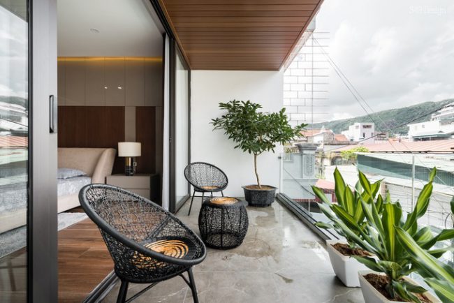 Cửa kính mở rộng nối liền với ban công bên ngoài làm tăng độ rộng thoáng cho phòng ngủ chính. Người dân địa phương vẫn thường xây nhà theo các mẫu có sẵn, ít khi làm thiết kế riêng. Vì thế, khi ngôi nhà hoàn thiện vào năm 2019 đã khiến cả chủ nhà và khách đến chơi đều cảm thấy thú vị.