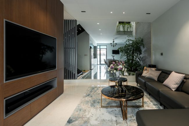 Tận dụng lợi thế nhà hai mặt tiền (lối vào chính hướng Bắc và cửa sau hướng Nam mở ra một cánh đồng), kiến trúc sư Lê Đức Hòa và các đồng nghiệp thiết kế hệ cửa kính lớn, đóng mở linh hoạt giúp đón nắng, đón gió, lấy sáng vào trong nhà.