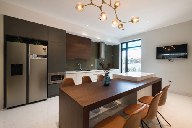 Khoảng thông tầng giữa nhà cộng với hai cửa mở rộng hai đầu nhà giúp mọi ngóc ngách trong nhà đều được thông gió và đón ánh sáng tự nhiên.