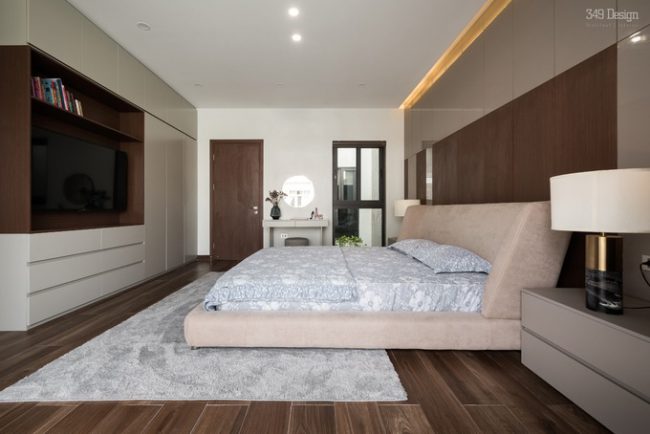 Ba phòng ngủ đặt hết trên tầng hai. Hai tủ quần áo trong phòng ngủ chính cũng như đa số các hệ tủ khác trong nhà đều được thiết kế âm tường và kịch trần để có cảm giác chúng như được “giấu” đi.