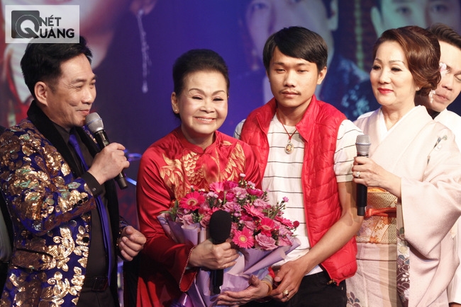 Khánh Ly và ca sĩ Quang Thành trong đêm nhạc gần đây nhất ở Việt Nam.