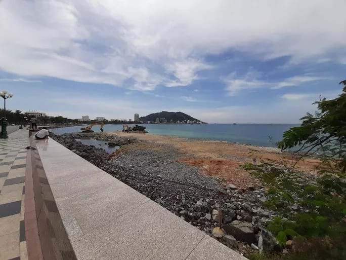 Máy xúc, xe tải vẫn đang làm việc ồ ạt.