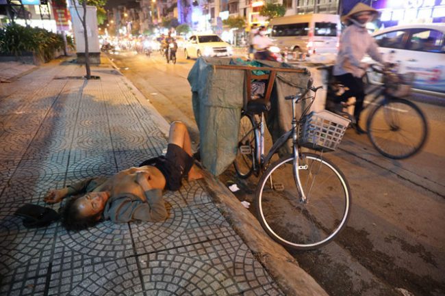 Người đàn ông ngủ trên vỉa hè đường Hoàng Diệu (Q.4, TP.HCM) Lam Ngọc