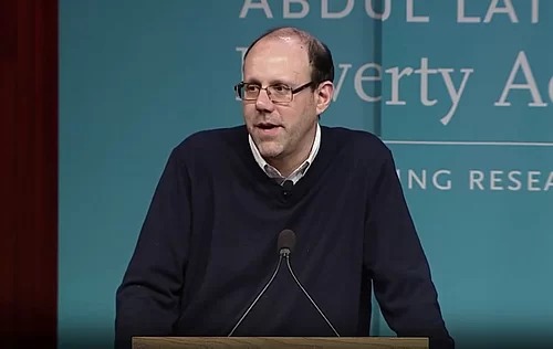 Michael Kremer trong một sự kiện về nghiên cứu giảm nghèo. Ảnh: World Tech