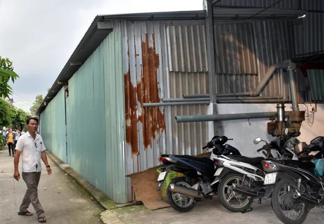 Dãy nhà xưởng xây dựng không phép của ông Thành và người thân trong hẻm 419, phường Hiệp Bình Chánh. Ảnh: Trung Sơn