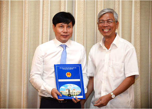 Phó chủ tịch UBND TP Võ Văn Hoan trao quyết định bổ nhiệm cho ông Phan Công Bằng - Ảnh: TỰ TRUNG