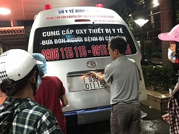 Chiếc xe cấp cứu đưa Trang về Bình Phước. Ảnh: H.N.