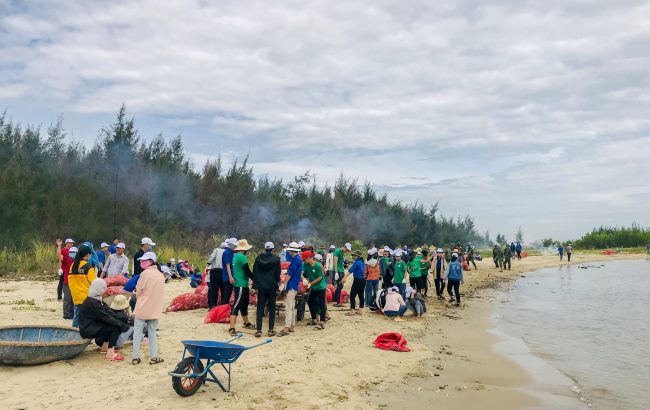 Nhóm người ở miền Trung rủ nhau dọn rác ven biển để cứu bãi biển. Ảnh: Huỳnh Thương