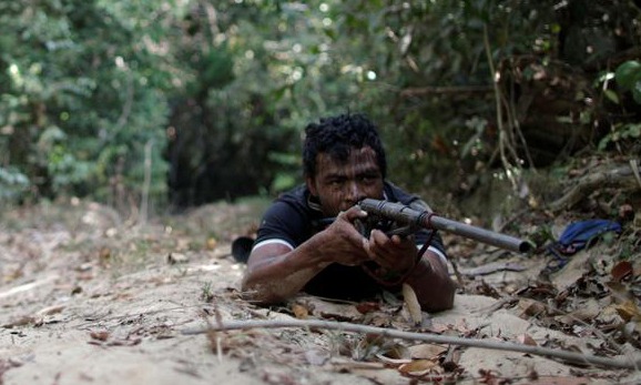 Paulo Paulino Guajajara tuần tra tại khu bảo tồn Arariboia trong rừng Amazon, Brazil hôm 11/9. Ảnh: Reuters.