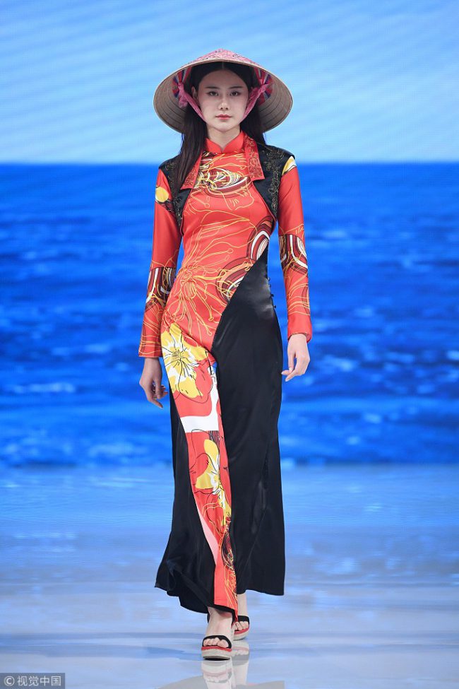 Chưa kể họ còn chọn phụ kiện là nón lá Việt