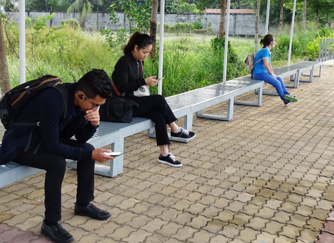 Hành khách chờ ở nhà ga Linh Đông để đi chuyến buýt sông lúc 7h. Ảnh: Hà An.