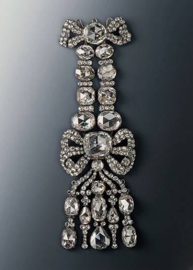 (Ảnh 1) Dresden Green 41-carat là viên kim cương xanh tự nhiên lớn nhất và tinh khiết nhất trên thế giới. Năm 2000, nó được trưng bày tại Smithsonian bên cạnh bản sao màu xanh nước biển, Kim cương Hy vọng. (Ảnh 2) Huân chương Lông cừu Vàng là giải thưởng uy tín và hiếm có nhất của hoàng gia Áo. Huân chương này được tạo tác bởi Johann Melchior Dinglinger gồm 3 viên ruby rực lửa được bao quanh bởi 70 viên kim cương. (Ảnh 3) Cầu vai của hoàng gia Dresden bao gồm 200 viên kim cương giác cắt hoa hồng theo mô típ vòng kép. Ảnh: Dresden State Art Collections.