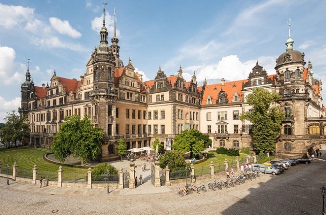 Lâu đài Dresden là cung điện kết hợp phong cách Baroque, Phục hưng và cổ điển. Ngày nay, nó là tổ hợp các bảo tàng lớn, bao gồm Green Vault. Bộ sưu tập nằm trong Green Vault (Hầm Xanh) được lập ra bởi Augustus the Strong, người trị vì Saxony. Ông đã biến Dresden thành trung tâm nghệ thuật lớn, mời các nhà điêu khắc, thợ kim hoàn và họa sĩ tài năng đến trang trí các phòng để trưng bày các báu vật. Ảnh: Staatliche Kunstsammlungen Dresden.