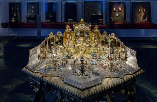 Đối với Augustus Hùng mạnh, hoàng đế Mughal Aurangzeb là nhân vật lý tưởng hóa quyền lực tuyệt đối và sự giàu có vô hạn. Mô hình nạm ngọc này của triều đình Mughal tiêu tốn của Augustus nhiều hơn so với việc xây dựng lâu đài Moritzburg. Ảnh: Staatliche Kunstsammlungen Dresden.