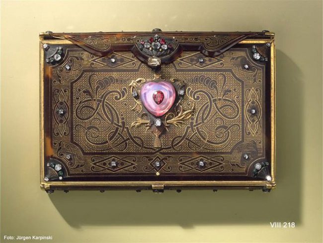 Cuốn sổ tay bằng vàng và mai rùa này được tạo tác bởi thợ kim hoàn Pierre Triquet và Johann Hendrick Kohler. Trung tâm là viên đá mắt mèo hình trái tim với viên hồng ngọc trên cùng, trong khi viên kim cương lớn ở trên đóng vai trò như chiếc kẹp. Ảnh: Dresden State Art Collections.