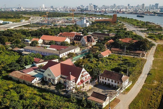 Nhà thờ Thủ Thiêm và Tu viện Dòng Mến Thánh Giá Thủ Thiêm nhìn từ trên cao. Ảnh: Quỳnh Trần.