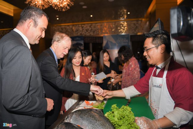 Tối 20/11, chương trình “Tinh Hoa Ẩm Thực Canada” nằm trong chuỗi sự kiện quảng bá thực phẩm Canada đã giới thiệu nhiều món ăn đặc sản của quốc gia này tới hàng trăm thực khách.