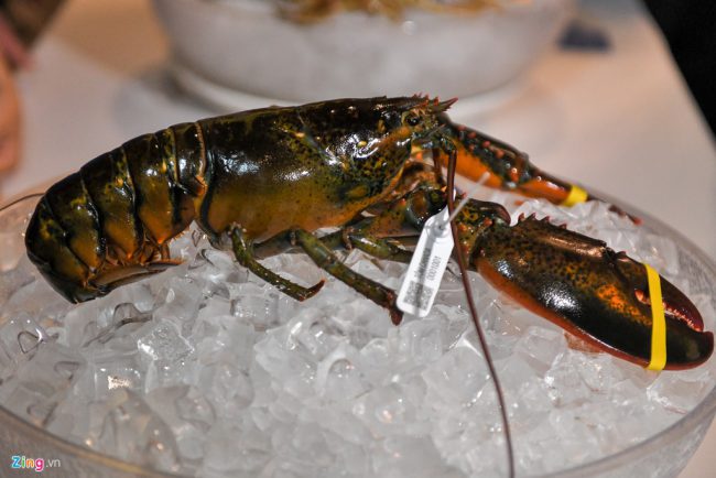 Các món ngon của Canada bao gồm thịt bò, nhiều loại cá và hải sản đa dạng, siro lá phong, táo, quả việt quất, rượu vang và bia thủ công. Lần đầu tiên, cua đá Canada được giới thiệu, nhờ việc giấy phép đã được cấp cho sản phẩm tại Việt Nam.