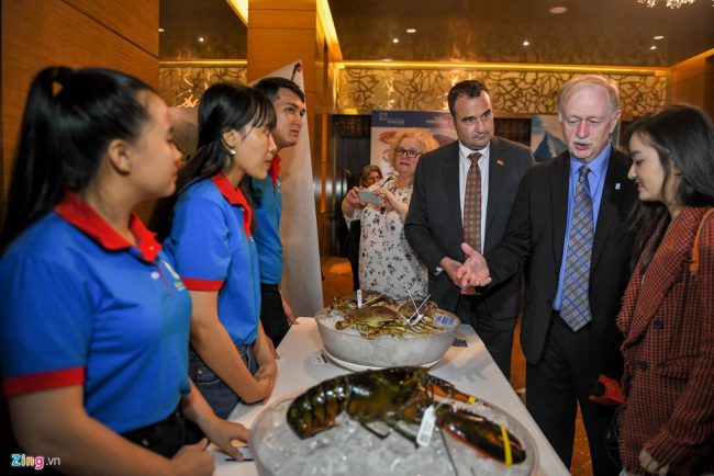 Ông Kyle Nunas, Tổng lãnh sự Canada tại TP.HCM, khẳng định: "Với việc Hiệp định Đối tác toàn diện xuyên Thái Bình Dương CPTPP có hiệu lực, các sản phẩm này sẽ ngày càng đến được với nhiều người tiêu dùng Việt nam hơn, thông quá việc cắt giảm thuế. Lấy ví dụ, sản phẩm thịt heo của Canada với mức thuế cơ sở rất cao trước đây là 27% sẽ được loại bỏ hoàn toàn".