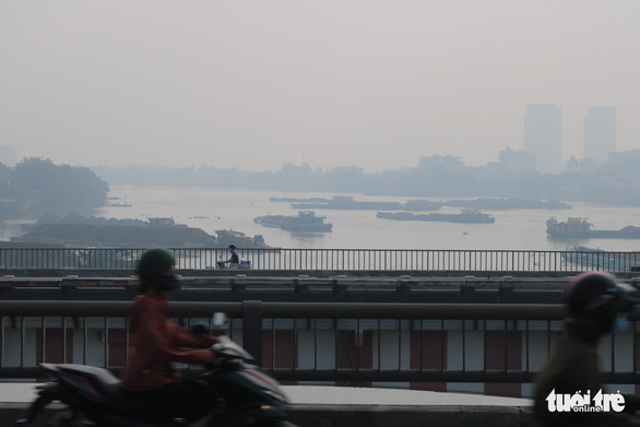 Sương mù trên sông Sài Gòn - Ảnh: NGỌC PHƯỢNG