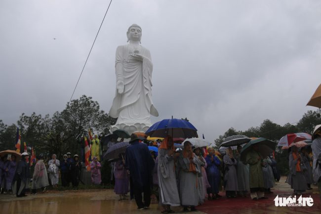 Dù bên ngoài đổ cơn mưa lớn nhưng hàng trăm tăng ni, phật tử cùng người dân xứ Huế vẫn đội mưa, đọc kinh khi linh cữu được đưa vào lò hỏa táng.