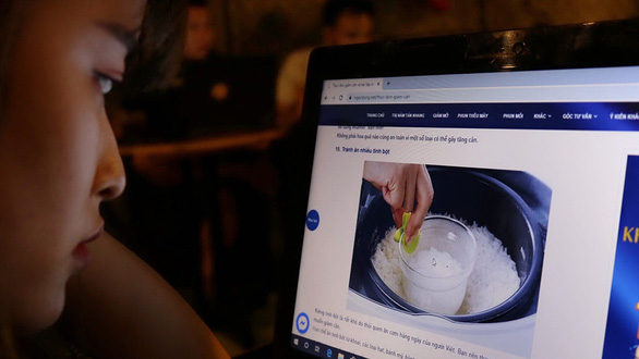 Nhiều người thường vào Google tìm bệnh và cách chữa bệnh - Ảnh minh họa: HOÀNG AN